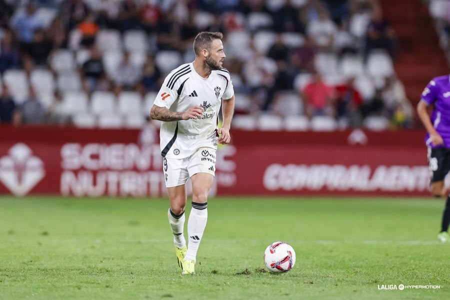 Higinio Marin con el balón controlado contra el Córdoba