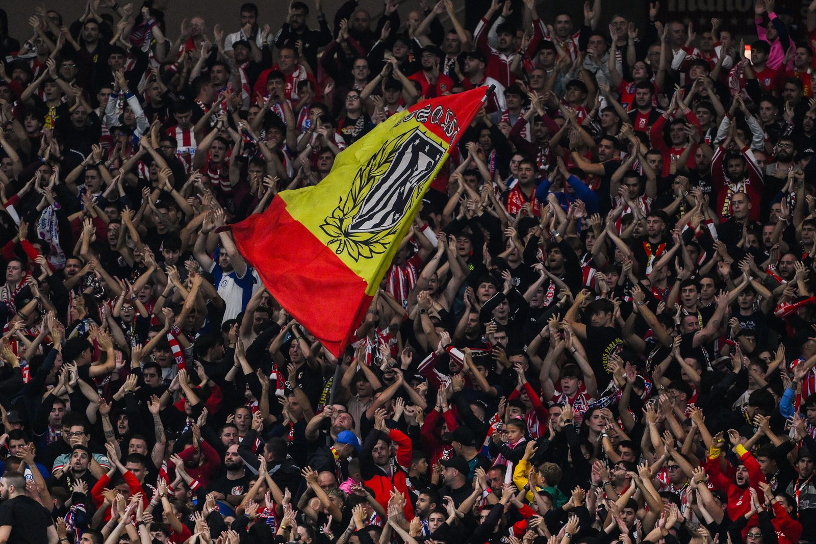 Aficionados del Atlético de Madrid cantando frente al Leipzig