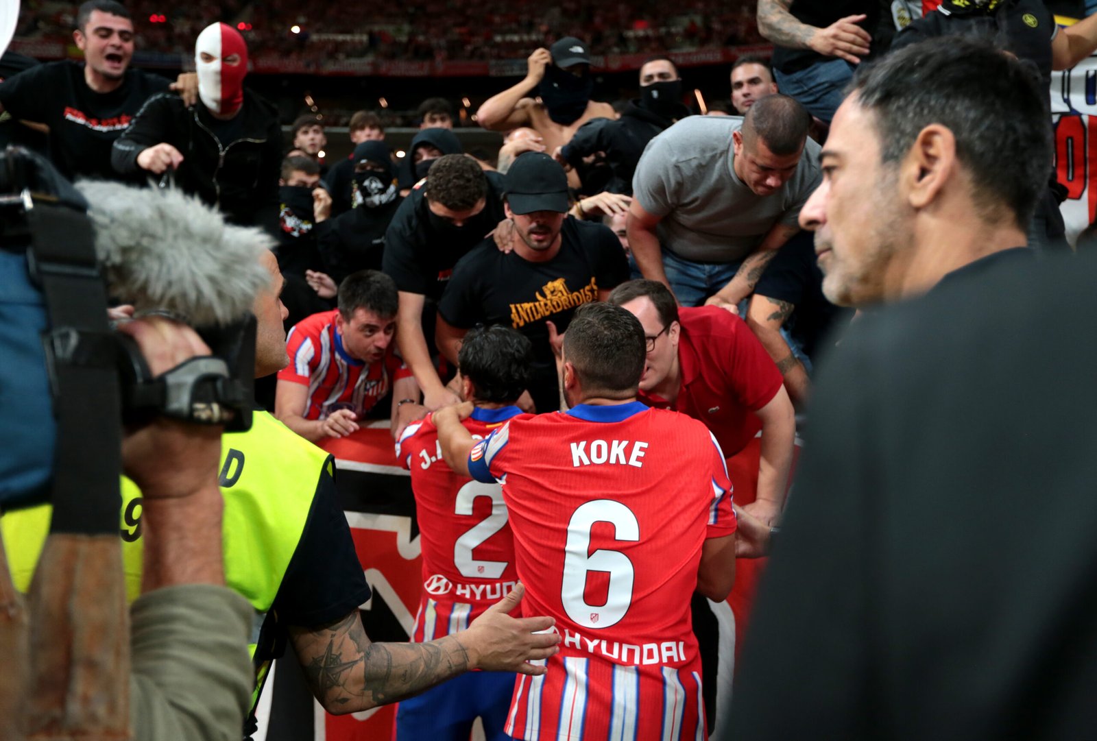 Koke y Giménez hablan con los ultras del Atlético