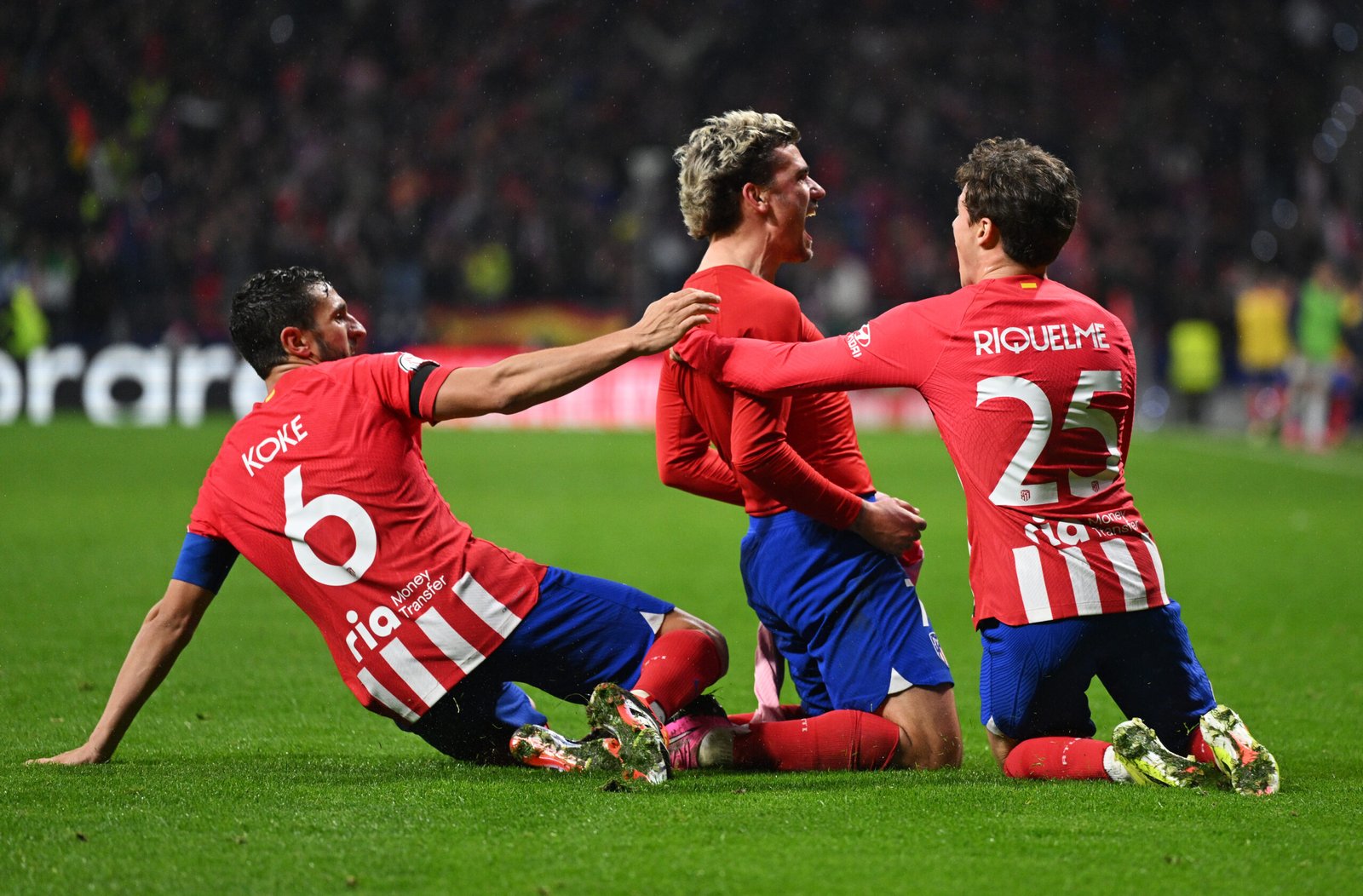 Koke, Griezmann y Riquelme celebran un gol