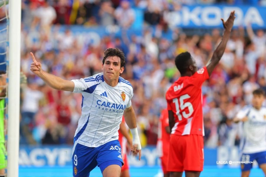 Iván Azón tras anotar el 1-1 en el Real Zaragoza vs UD Almería