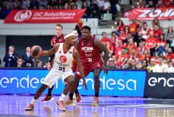 Thad McFadden con el balón ante Dylan Ennis la temporada pasada