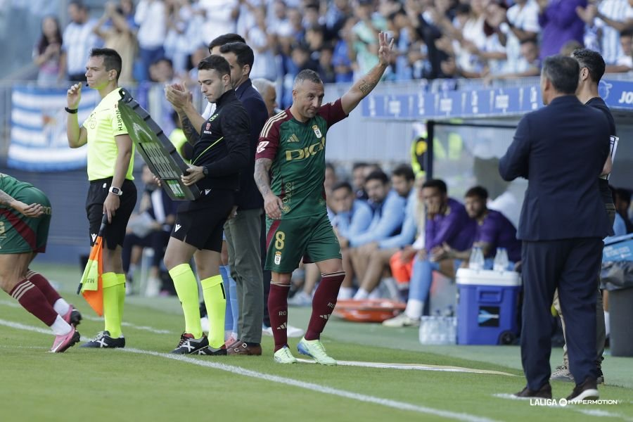 Santi Cazorla saliendo ovacionado del terreno de juego ante el Málaga CF