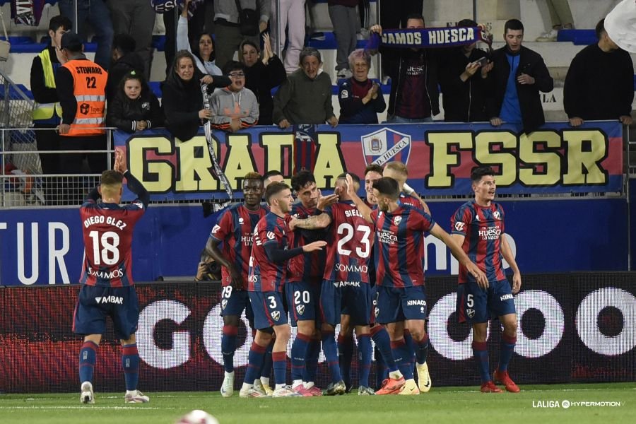 Celebración del Huesca con el gol de Sielva ante el Cádiz