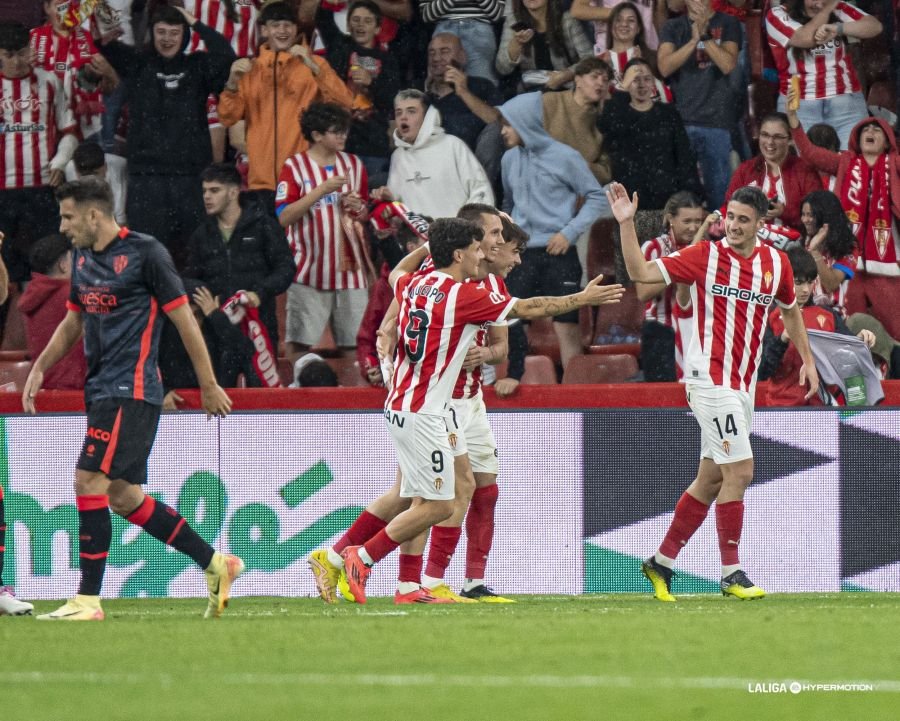 Celebración del Sporting por el primer gol de Caicedo en la primera parte contra SD Huesca