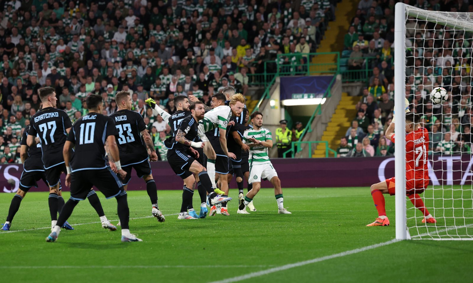 GLASGOW, ESCOCIA - 18 DE SEPTIEMBRE: Liam Scales of Celtic anota el primer gol de su equipo durante el partido de la fase MD1 de la Liga de Campeones de la UEFA 2024/25 entre el Celtic FC y el SK Slovan Bratislava en el Celtic Park el 18 de septiembre de 2024 en Glasgow, Escocia. (Foto de Ian MacNicol/Getty Images)
