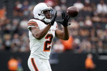 Amari Cooper #2 con los Cleveland Browns antes del partido contra Las Vegas Raiders en el Allegiant Stadium el 29 de septiembre en Las Vegas, Nevada. (Fotografía: Ian Maule/Getty Images)