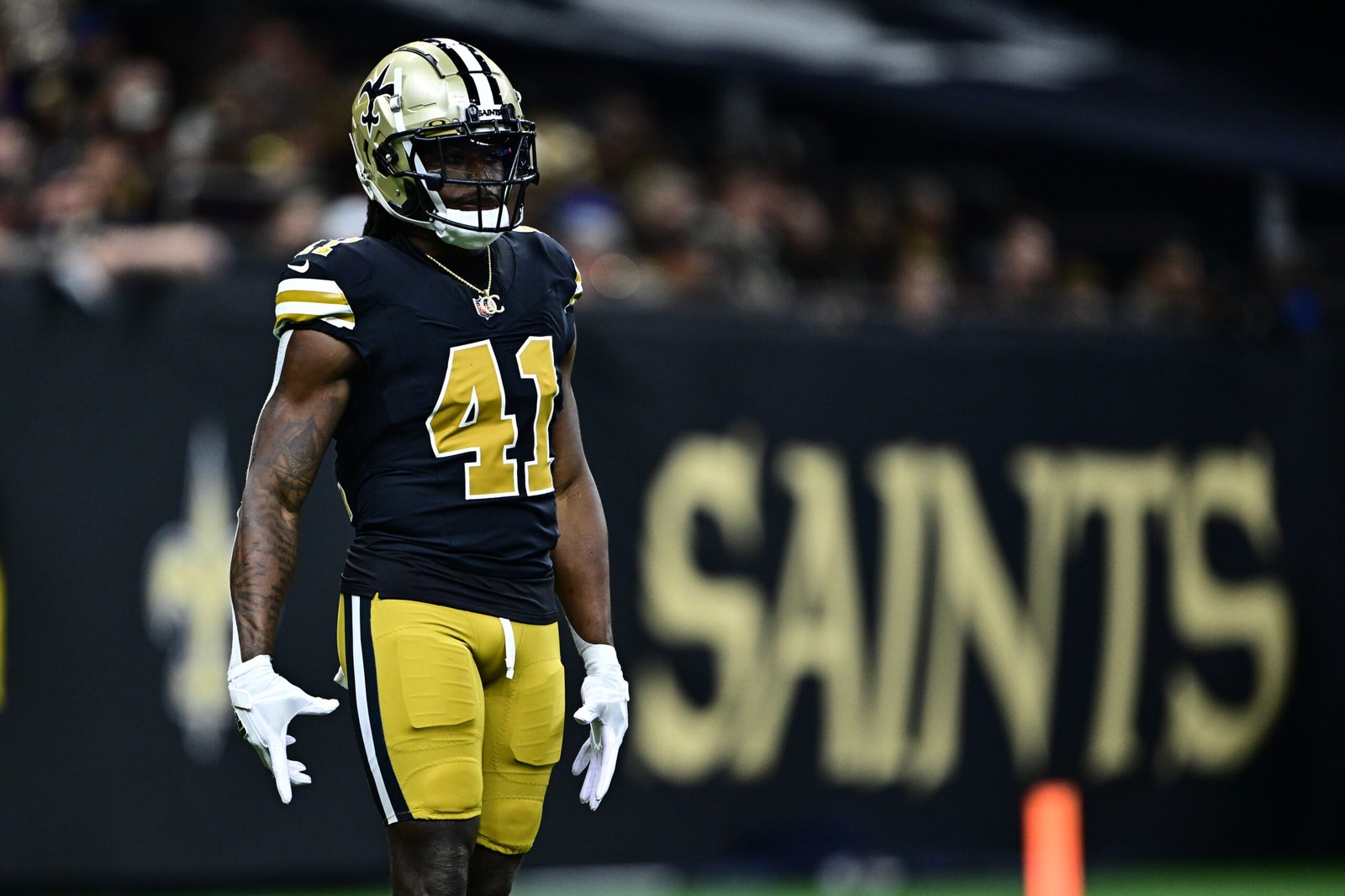 Alvin Kamara con los New Orleans Saints en el partido contra los Denver Broncos en el Caesars Superdome el 17 de Octubre de 2024 en New Orleans, Louisiana. (Fotografía: Gus Stark/Getty Images)