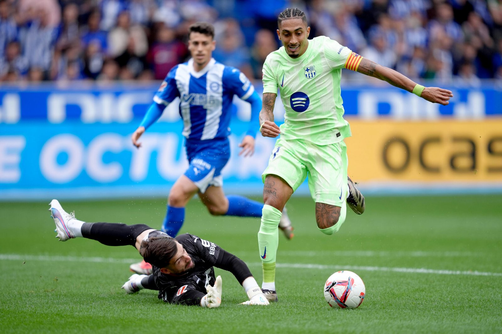 VITORIA-GASTEIZ, SPAIN - OCTOBER 06: Raphinha of FC Barcelona is challenged by Antonio Sivera of Alaves during the LaLiga match between Deportivo Alaves and FC Barcelona  at Estadio de Mendizorroza on October 06, 2024 in Vitoria-Gasteiz, Spain. (Photo by Juan Manuel Serrano Arce/Getty Images)