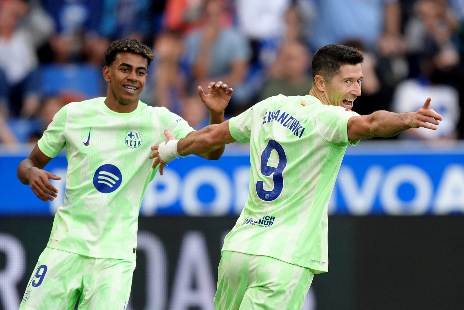 VITORIA-GASTEIZ, SPAIN - OCTOBER 06: Robert Lewandowski of FC Barcelona celebrates scoring his team's second goal with team mate Lamine Yamal during the LaLiga match between Deportivo Alaves and FC Barcelona  at Estadio de Mendizorroza on October 06, 2024 in Vitoria-Gasteiz, Spain. (Photo by Juan Manuel Serrano Arce/Getty Images)