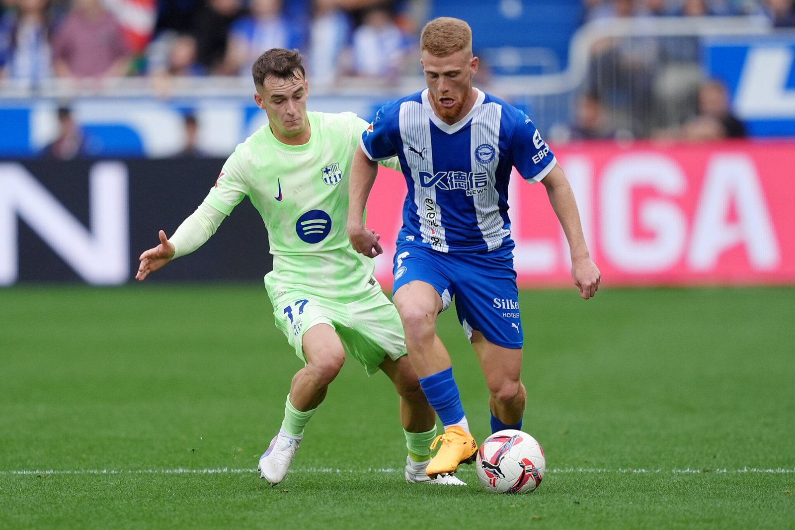 VITORIA-GASTEIZ, SPAIN - OCTOBER 06: Carlos Vicente of Alaves is challenged by Marc Casado of FC Barcelona during the LaLiga match between Deportivo Alaves and FC Barcelona  at Estadio de Mendizorroza on October 06, 2024 in Vitoria-Gasteiz, Spain. (Photo by Juan Manuel Serrano Arce/Getty Images)