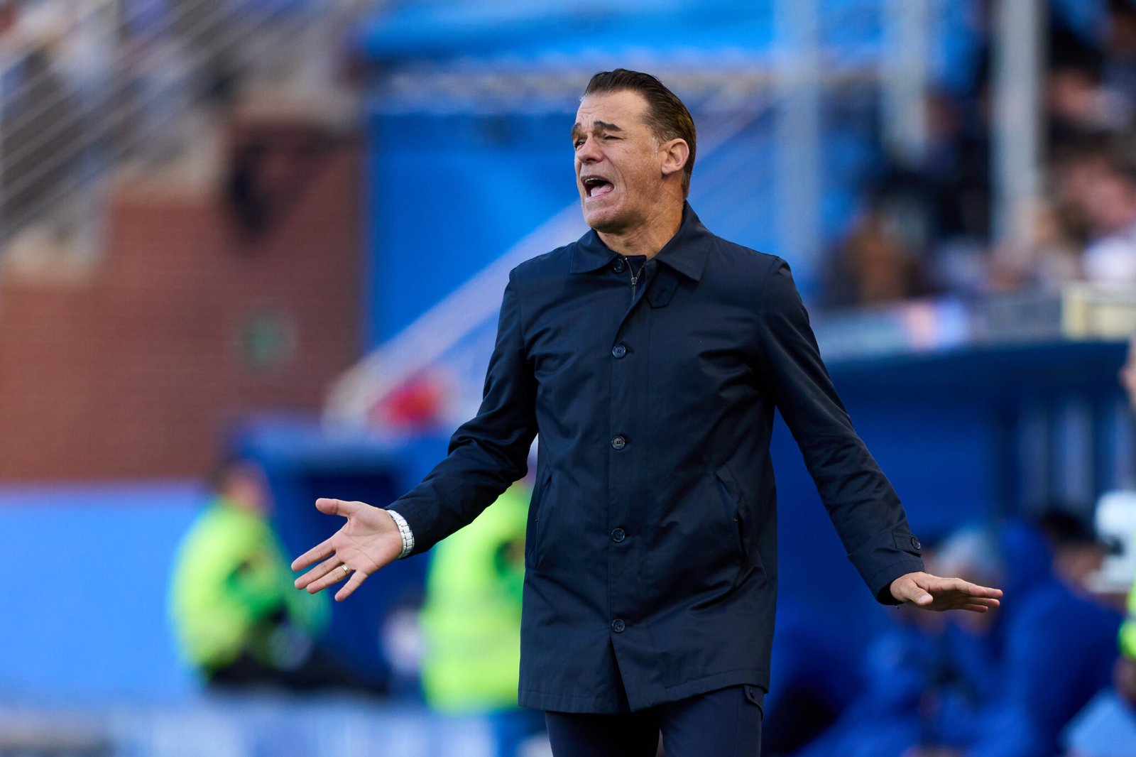 VITORIA-GASTEIZ, ESPAÑA - 05 DE NOVIEMBRE: El entrenador Luis García Plaza del Deportivo Alavés reacciona durante el partido de LaLiga EA Sports entre el Deportivo Alavés y la UD Almería en el Estadio de Mendizorroza el 05 de noviembre de 2023 en Vitoria-Gasteiz, España. (Foto de Juan Manuel Serrano Arce/Getty Images)