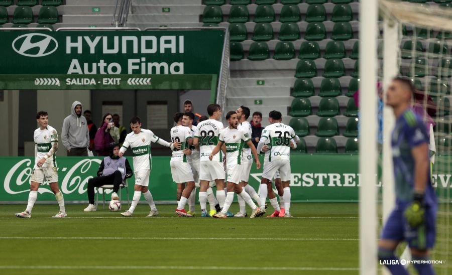 Celebración del Elche por el gol de Mendoza en la primera parte contra el Burgos