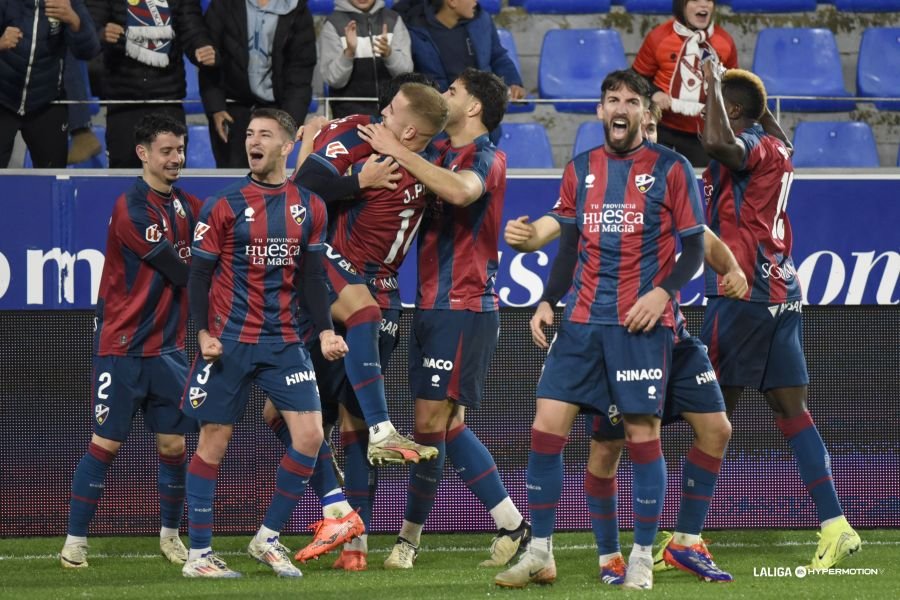 Celebración del Huesca por el gol de penalti de Vilarrasa en la segunda parte