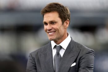 Tom Brady,NFL quarterback ahora propetario, antes del partido entre Detroit Lions contra los Dallas Cowboys en el AT&T Stadium el 13 de Octubre de 2024 en Arlington, Texas. (Fotografía: Ron Jenkins/Getty Images)