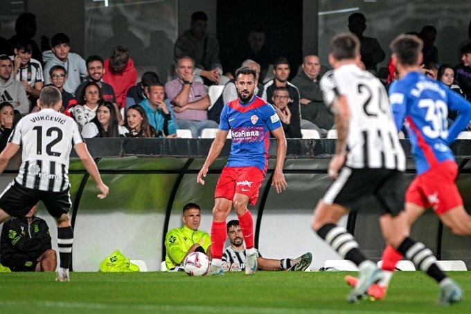 Jugadores del Elche y Cartagena en el partido de la Liga Hypermotion de la jornada 11