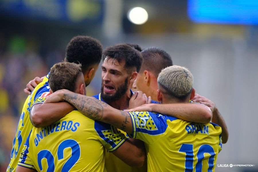 Los jugadores del Cádiz celebran el segundo gol en el Nuevo Mirandilla