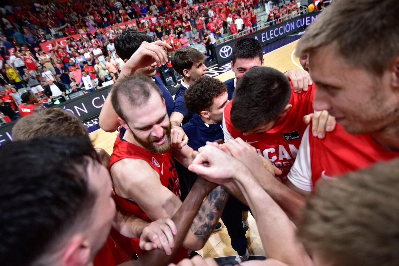 Los jugadores del UCAM Murcia hacen piña después de ganar al Surme Bilbao Basket. Foto: Javier Bernal