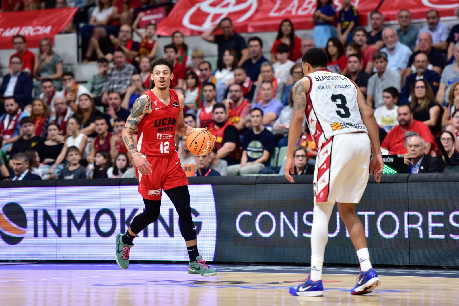 Jonah Radebaugh lleva la pelota bajo la mirada de Slaughter. Fuente: Javier Bernal