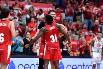 Dylan Ennis y Rodions Kurucs chocan sus pechos en un momento del partido. Foto: Javier Bernal