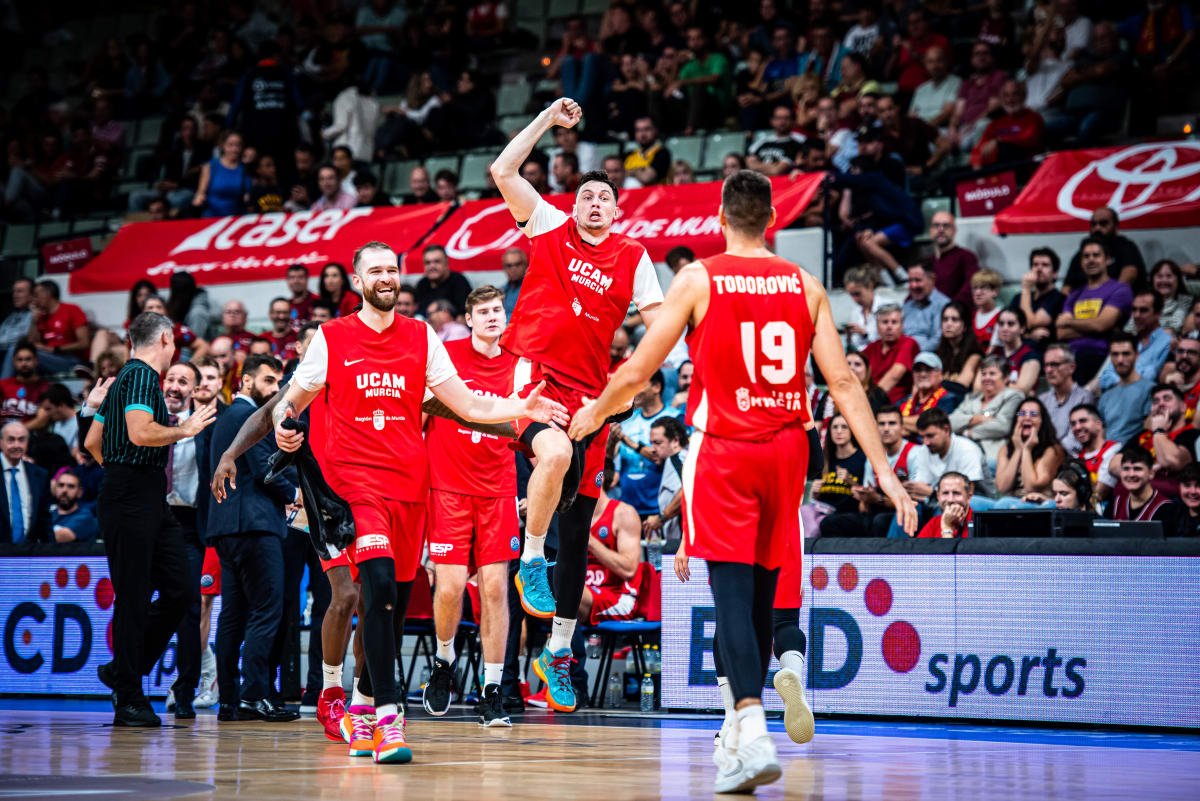 Nemanja Radovic y Rodions Kurucs salen a por Marko Todorovic. Fuente: Basketball Champions League