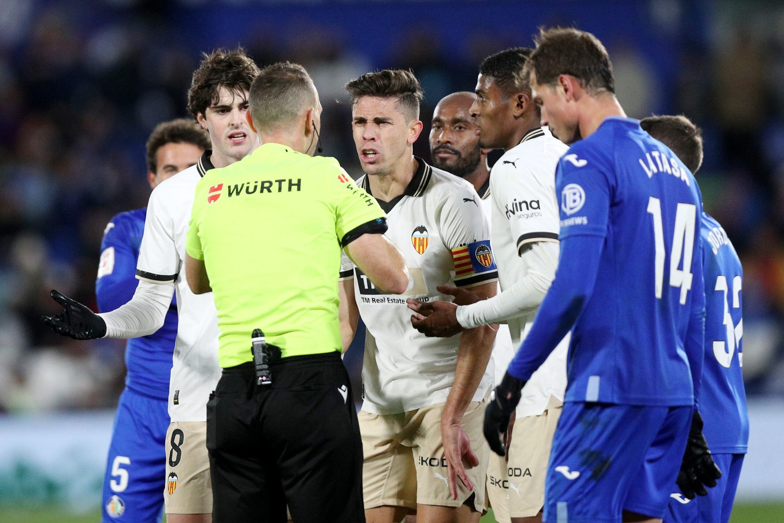 GETAFE, ESPAÑA - 8 DE DICIEMBRE: Gabriel Paulista de Valencia CF apela al árbitro del partido, Cuadra Fernández, después de recibir una tarjeta amarilla durante el partido de LaLiga EA Sports entre Getafe CF y Valencia CF en el Coliseo Alfonso Pérez el 8 de diciembre de 2023 en Getafe, España . (Foto de Gonzalo Arroyo Moreno/Getty Images)