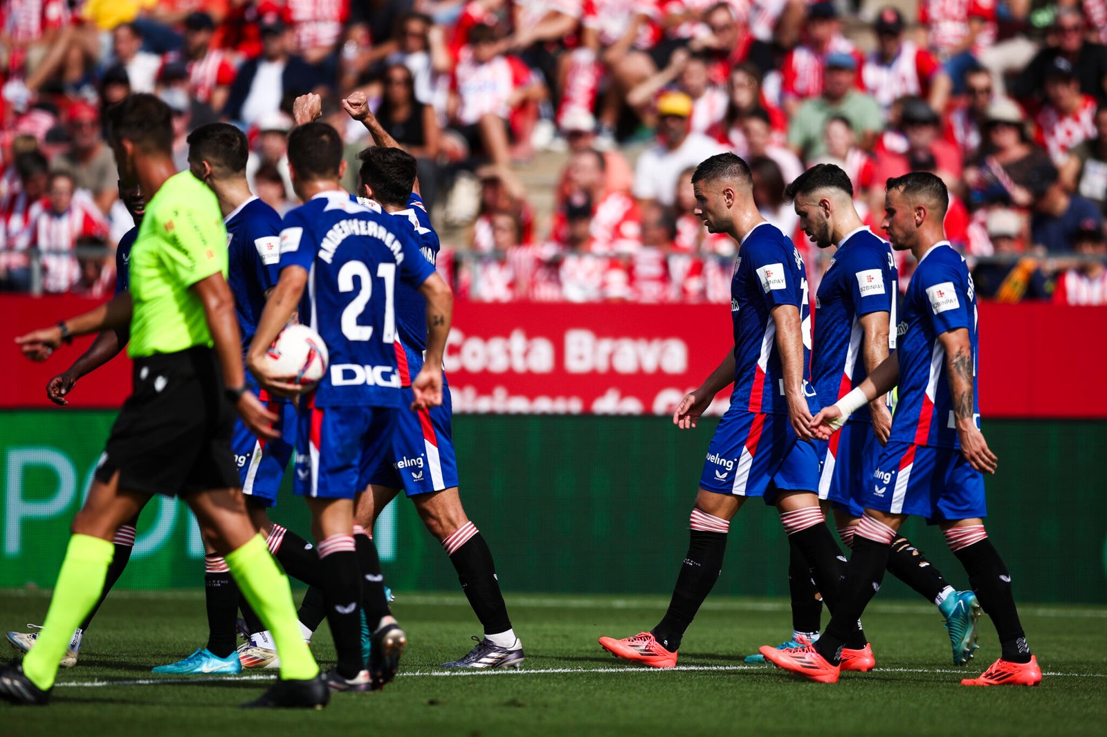 GIRONA, ESPAÑA - 6 DE OCTUBRE: Oscar Sancet del Athletic Club celebra tras marcar el primer gol del equipo durante el partido de LaLiga entre el Girona FC y el Athletic Club en el estadio de Montilivi el 6 de octubre de 2024 en Girona, España. (Foto de Eric Alonso/Getty Images)
