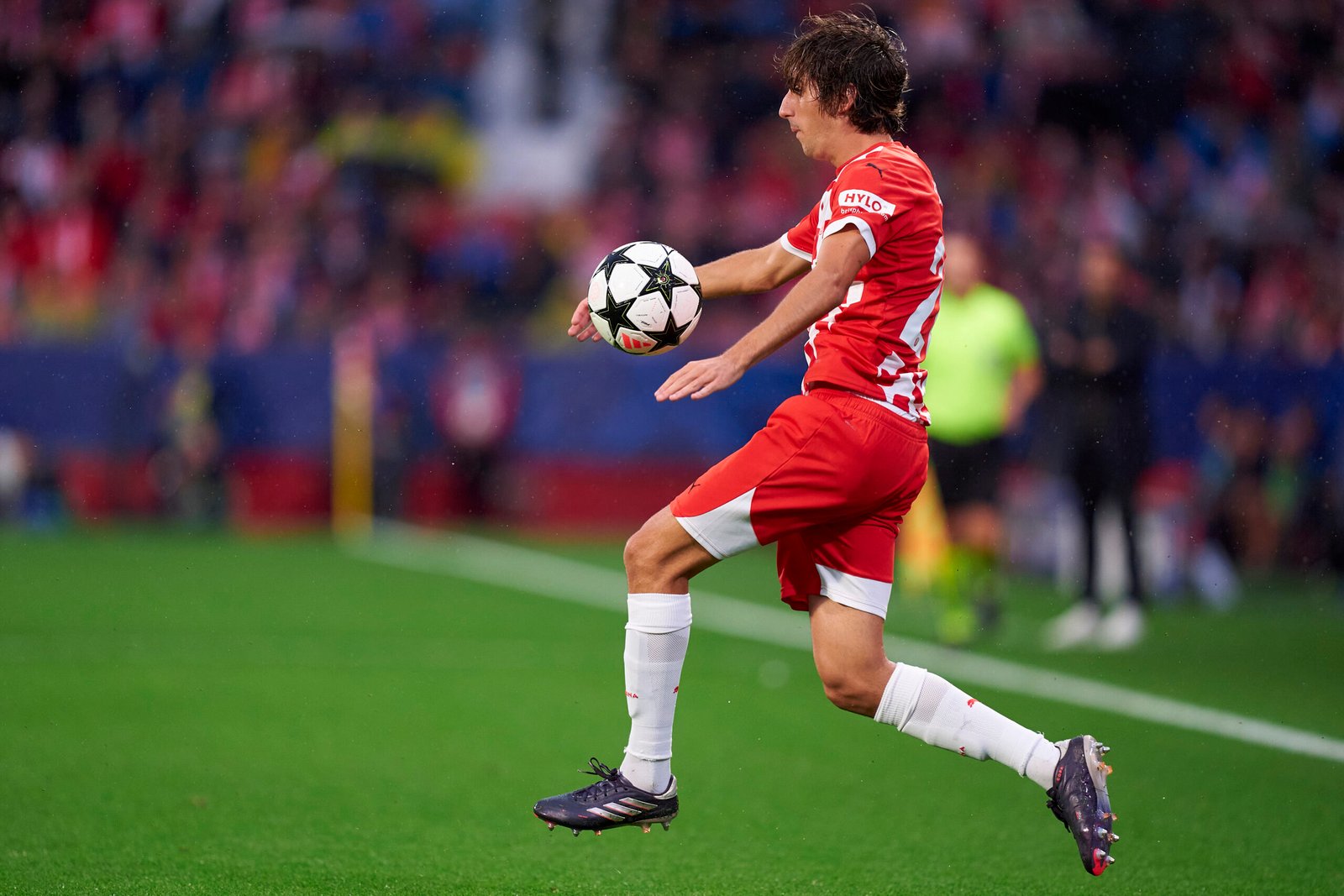 Bryan Gil del Girona FC controla el balón durante el partido de la UEFA Champions League 2024/25 Liga Fase MD2 entre el Girona FC y el Feyenoord en el Estadio Montilivi el 02 de octubre de 2024 en Girona, España. (Foto de Pedro Salado/Getty Images)