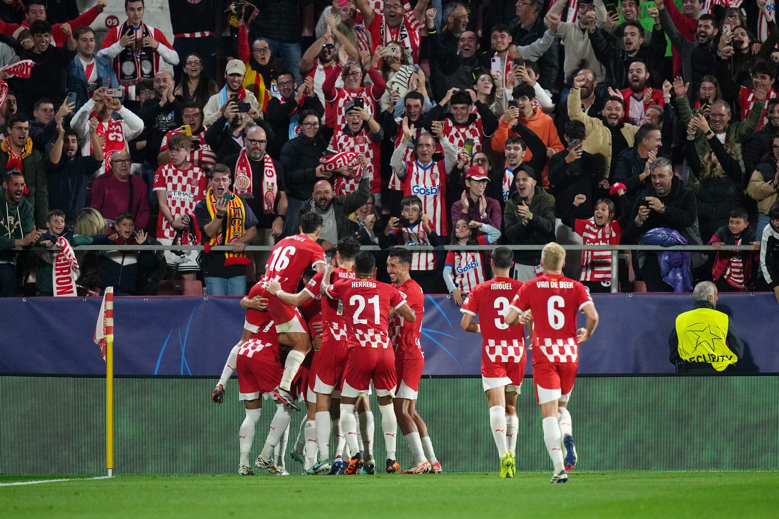 Juanpe del Girona FC celebra con sus compañeros tras marcar el segundo gol de su equipo durante el partido de la fase MD3 de la Liga de Campeones de la UEFA 2024/25 entre el Girona FC y el SK Slovan Bratislava en el estadio Montilivi el 22 de octubre de 2024 en Girona, España. (Foto de Alex Caparrós/Getty Images)