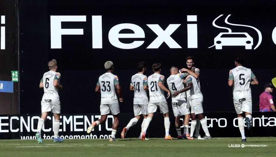 Jugadores del Castellón celebrando el gol de Mamah ante el Eldense