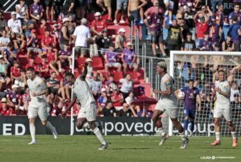 Mamah celebrando su segundo gol