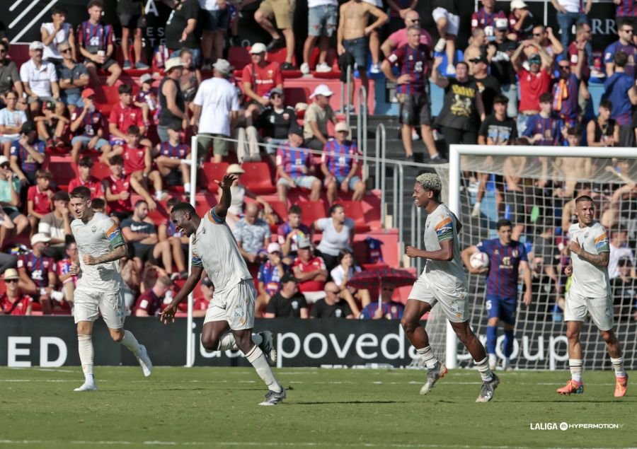 Mamah celebrando su segundo gol