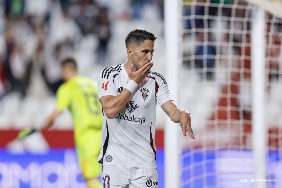 Fidel celebrando su gol ante el Burgos C.F en la primera parte 