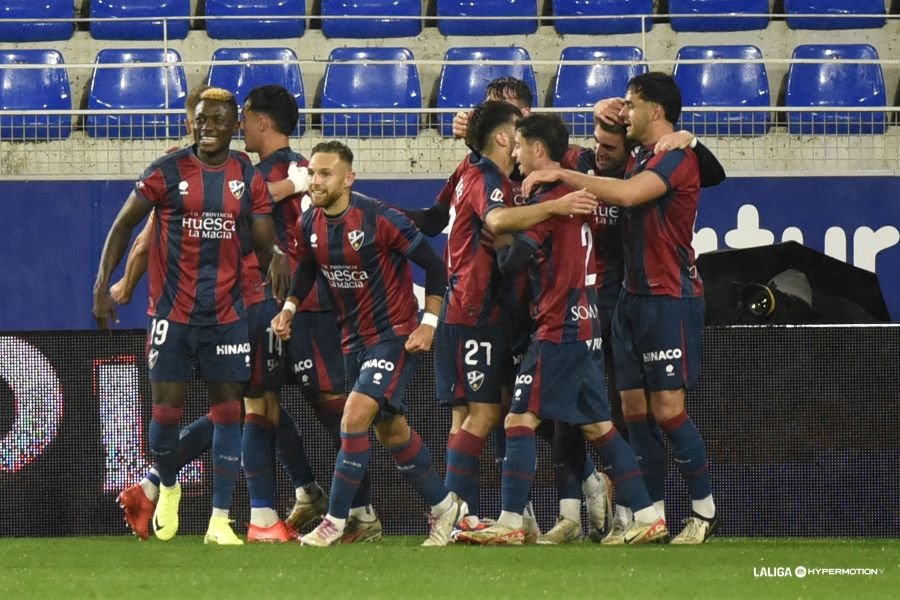 Celebración del Huesca por el gol de Unzueta en la primera parte contra la UD Almería