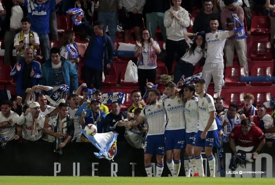 Keidi, Azón, Kosa y Bazdar abrazados delante de su afición tras el segundo gol de Iván Azón contra el CD Eldense