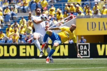 Sandro Ramírez y David López pugnando por un balón en el encuentro entre Las Palmas y Girona de la temporada 23/24. Foto: Tiempo de Canarias.