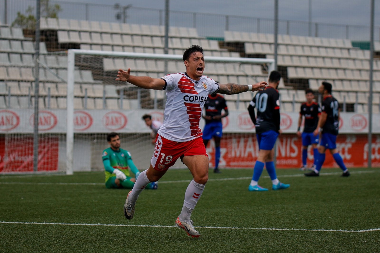 Pol Ballestero celebrando el gol del empate contra el CFJ Mollerussa en la jornada 8 de 3ªRFEF 