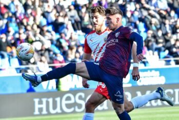 Dani Escriche controlando el balón frente a Babic en abril de 2022