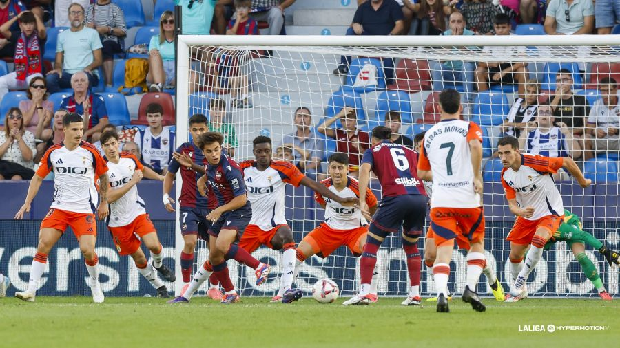 Jugada de ataque en el Levante-Oviedo