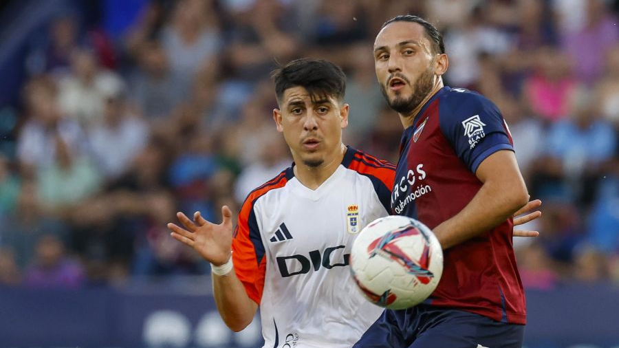 Kochorashvili y Colombatto disputan un balón