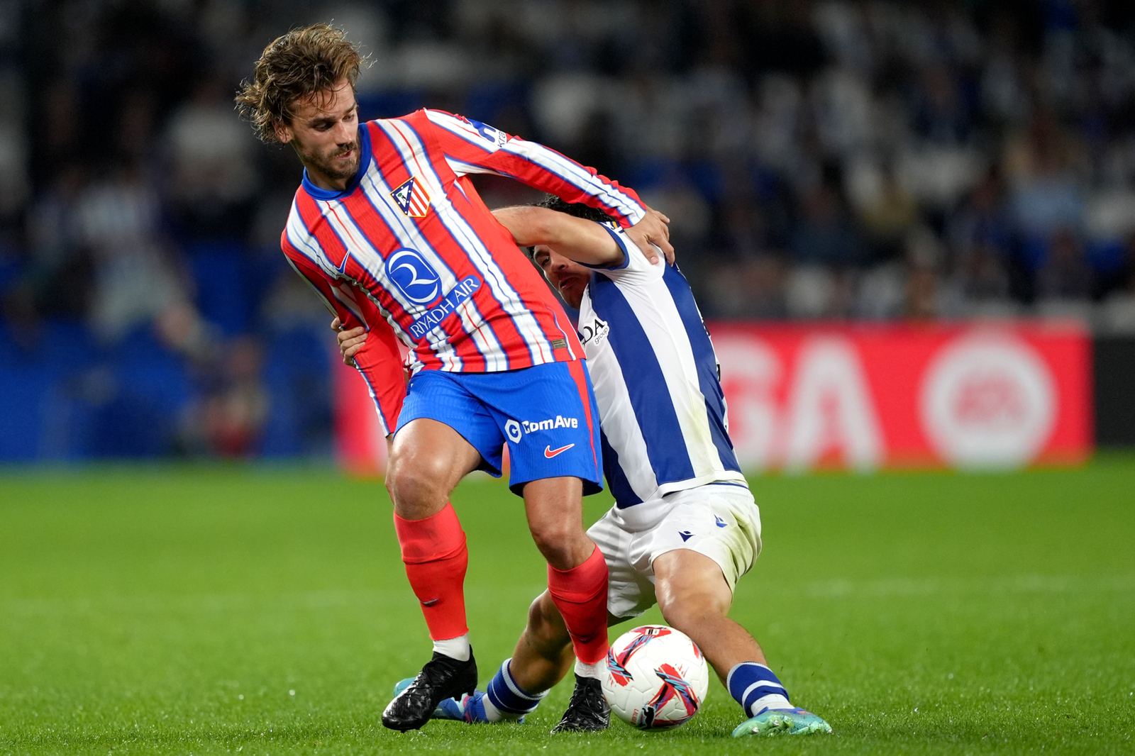 Antoine Griezmann en una acción defensiva ante la Real Sociedad como visitante con el Atlético de Madrid