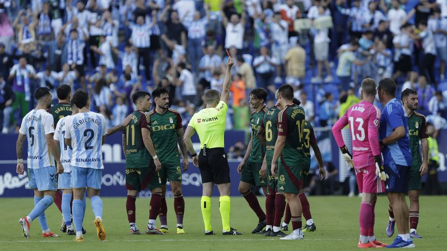 Sesma Espino saca la roja a Luengo que se rie | LaLiga