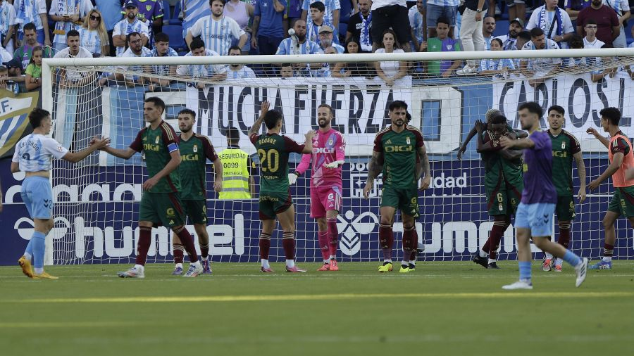 Jugadores del Real Oviedo celebran el empate tras el penalti parado de Esnadell en el minuto 100 | LaLiga