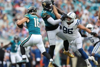 Cam Robinson #74 con los Jacksonville Jaguars contra los Indianapolis Colts durante el último cuarto en el EverBank Stadium el 6 de Octubre en Jacksonville, Florida. (Fotografía: Mike Carlson/Getty Images)