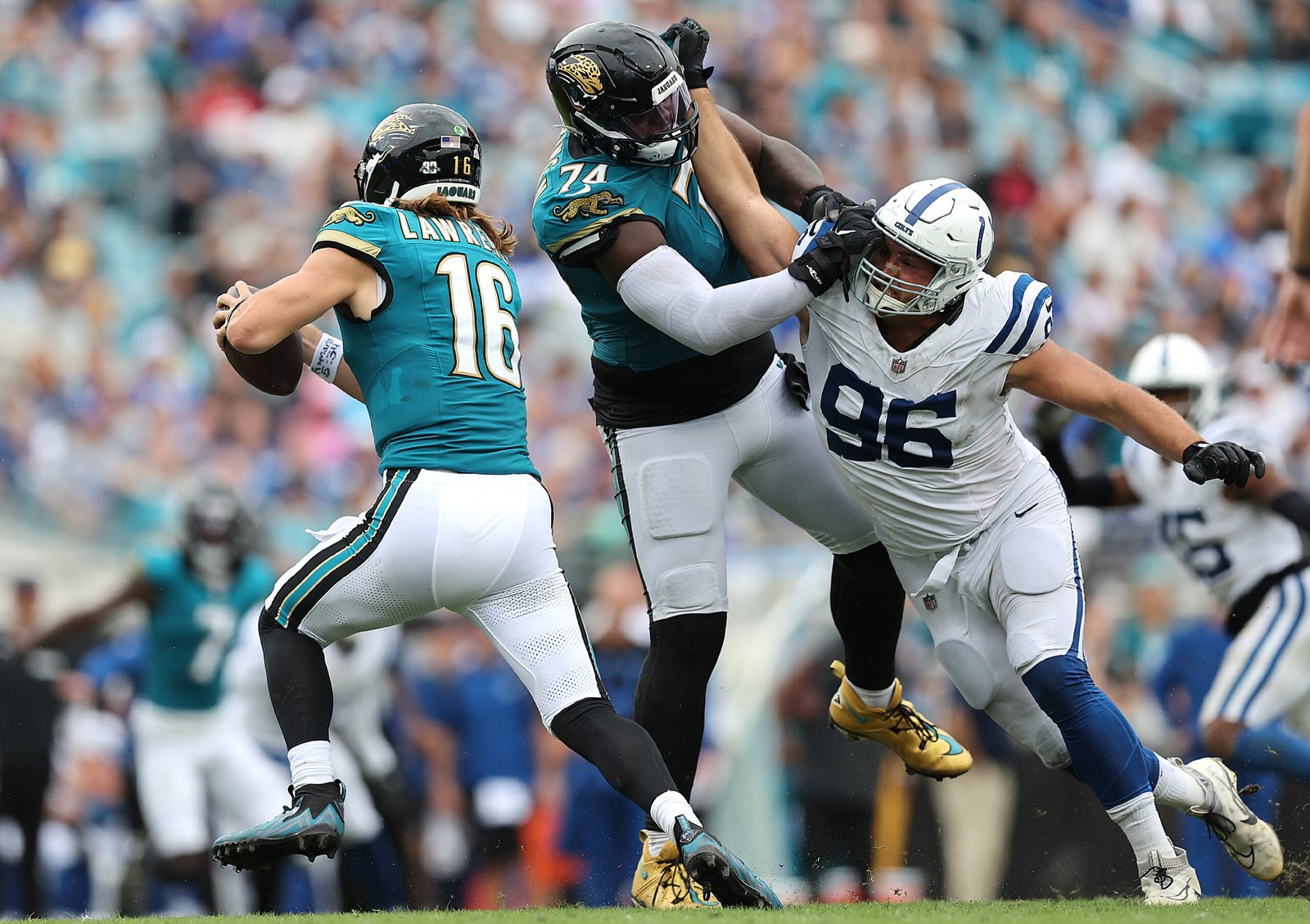 Cam Robinson #74 con los Jacksonville Jaguars contra los Indianapolis Colts durante el último cuarto en el EverBank Stadium el 6 de Octubre en Jacksonville, Florida. (Fotografía: Mike Carlson/Getty Images)