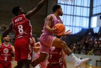 Devon Dotson bajo canasta en el partido de pretemporada ante el Casademont Zaragoza