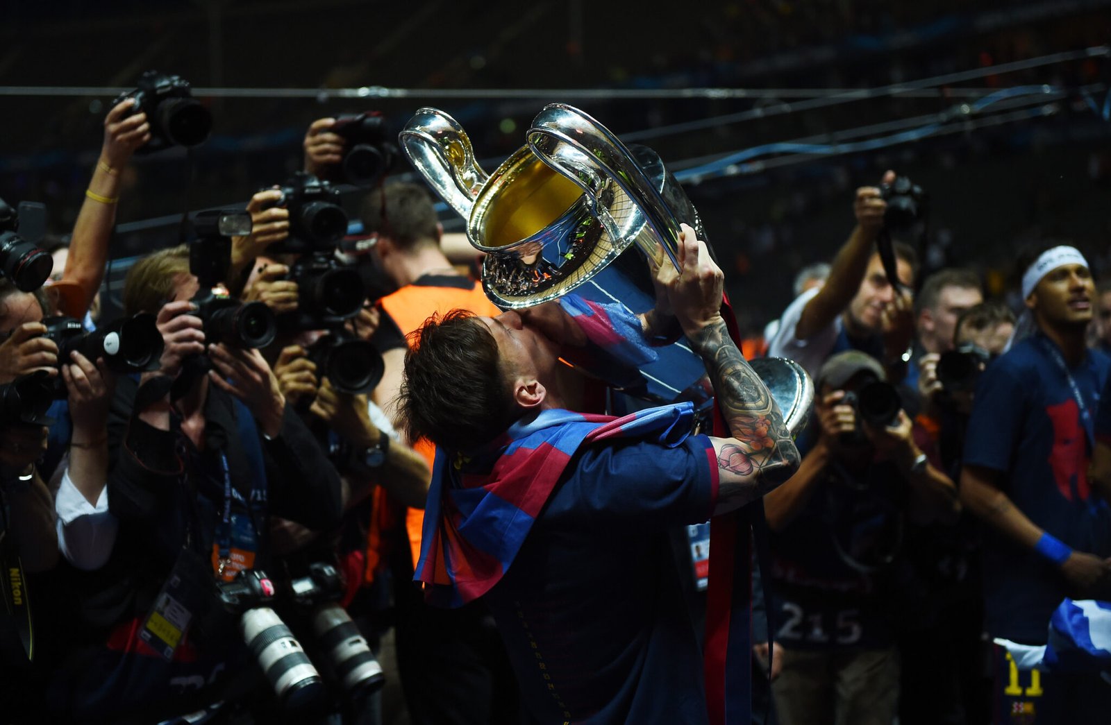 Leo Messi besando su última Champions con el Barça 