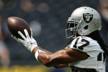 Davante Adams con Las Vegas Raiders calentando antes del partido contra Los Angeles Chargers en el SoFi Stadium el 8 de septiembre de 2024 en Inglewood, California. (Fotografía: Harry How/Getty Images)