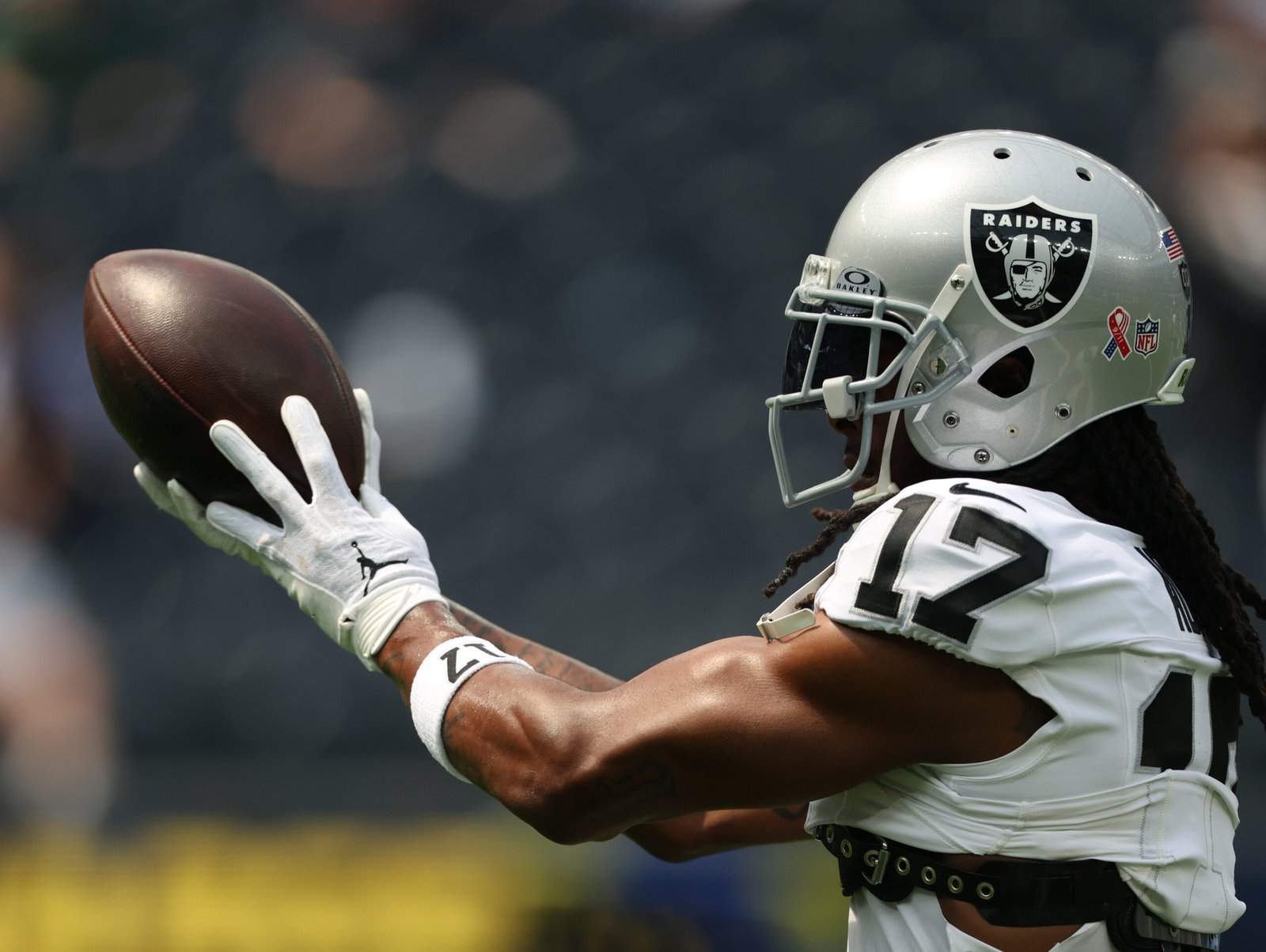 Davante Adams con Las Vegas Raiders calentando antes del partido contra Los Angeles Chargers en el SoFi Stadium el 8 de septiembre de 2024 en Inglewood, California. (Fotografía: Harry How/Getty Images)