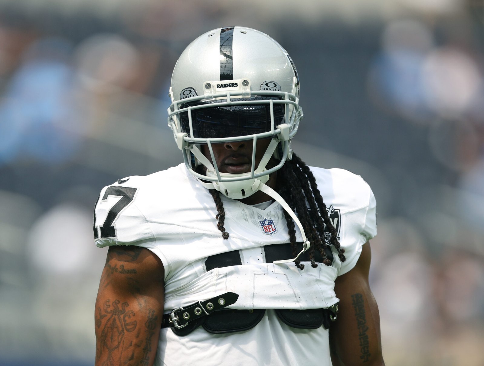 INGLEWOOD, CALIFORNIA - SEPTEMBER 08: Davante Adams #17 con Las Vegas Raiders calentando antes de enfrentarse a Los Angeles Chargers at SoFi Stadium el 8 de septiembre de 2024. (Fotografía:Harry How/Getty Images)